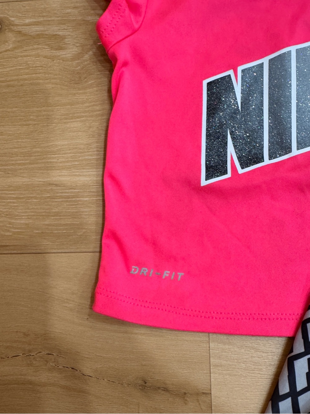 Baby Girl Nike Hot Pink Logo Tee and Gray Patterned Shorts Set - 12 Months - Picture 5 of 8